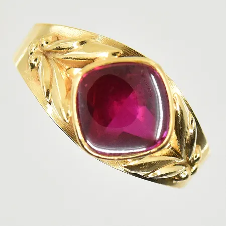 Ring med röd sten, stl 18, bredd 3-10 mm, skev skena, 18K. Vikt: 3,1 g