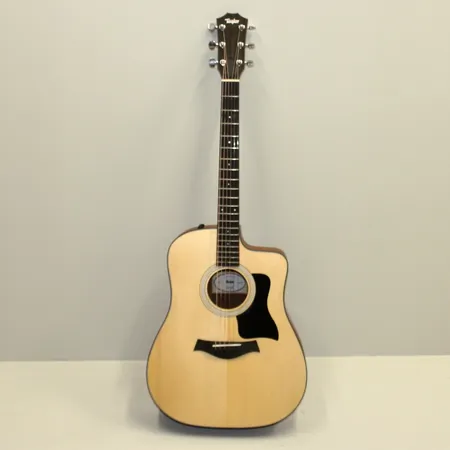 Akustisk gitarr Taylor 110ce-S, solid sitkagran i topp och sidor, baksida i sapele, cutaway, mikrofonsystem, serie-nr 2206303089, softbag. Vikt: 0 g Skickas med Bussgods eller PostNord