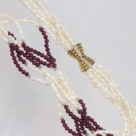 Collier med odlade sötvattenpärlor och lila stenar/plast längd 46cm 