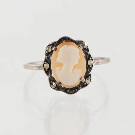 Ring med camé och markasiter, Ø17½, bredd: 1,2-12,9mm, 830/1000 silver, 1,4g.