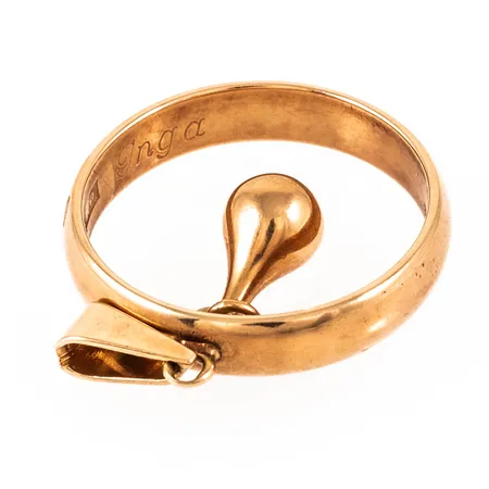 Graverat guld i 18K. Vikt: 6,7g.