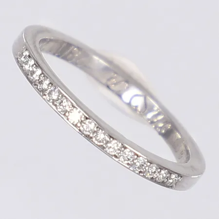 Halvalliansring med diamanter totalt 16xca 0,01ct stl 17¼ bredd 2mm vitguld, gravyr, 18K  Vikt: 3,1 g