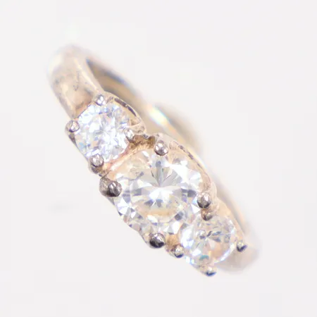 Ring 15¾ vita stenar silver 925/1000 Vikt: 4,1 g