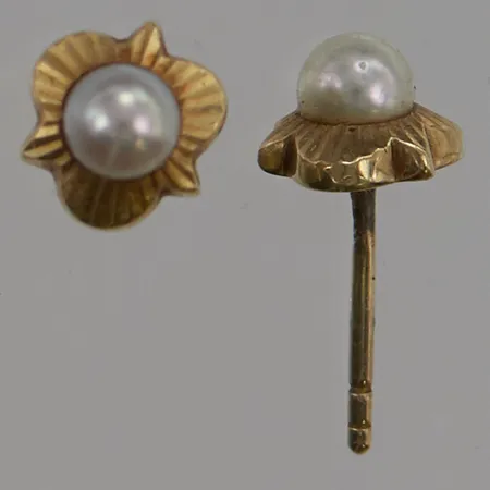 Ett par örhängen 7mm, pärlor, saknar snurrebussar, 14K 1,2g.