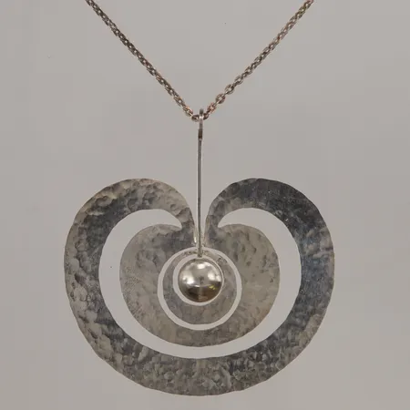 Collier Tapio Wirkkala "Omena"(äpple), hänge ca 80x77mm, 70cm, X7=1975, Finland, 925/1000 Silver 47,4g.