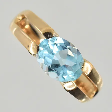 Ring med blå sten, stl 18, bredd 3-7 mm, 14K. Vikt: 3,9 g