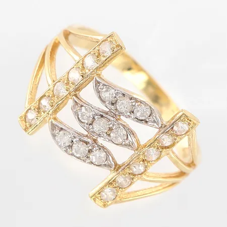 Ring vita stenar stl 16¾, bredd 1,5-13mm, 21K.  Vikt: 2,7 g