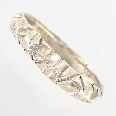 Ring, stl 18,  bredd framtill ca 4mm, skev, bucklor, 925/1000 Silver Vikt: 2,8 g