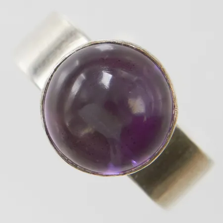 Ring med cabochonslipad ametist, stl16, bredd 5,5-10,5mm, höjd 9,5mm, svenska stämplar, silver, bruttovikt: 3,9g Vikt: 0 g