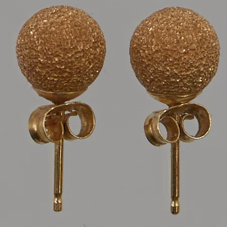Ett par örhängen 6mm, frostad yta, 18K 0,4g.