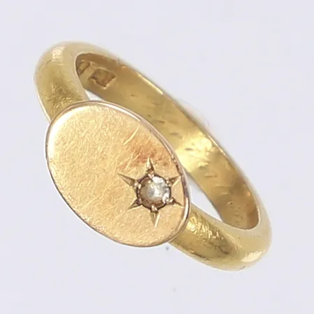 Ring med vit sten stl 18½ bredd 3-9mm gravyr 23K  Vikt: 8,4 g