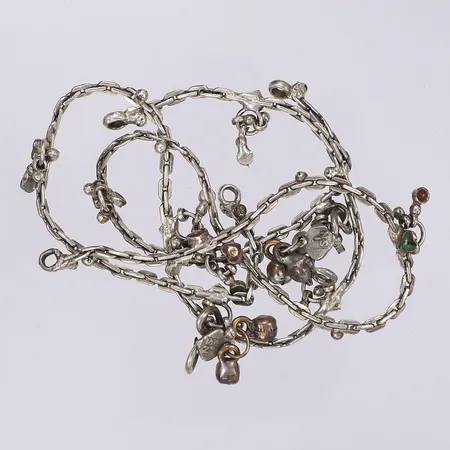 Diverse armband/halskedjor med hängen, hängena delvis inte av silver silver 830/1000 Vikt: 19,1 g