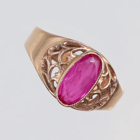 Ring med slipad rosa sten stl 17½ bredd 3-10mm, genombruten dekor sovjetiska stämplar 14K Vikt: 4,1 g