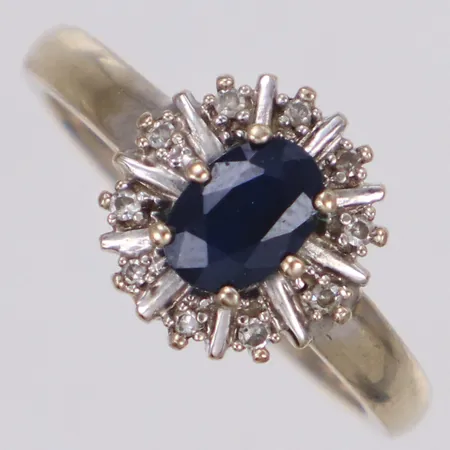 Carmoséring med safir och diamanter 10xca0,005ct åttkantslipade, stl 16, bredd 1,7-9,8mm, vitguld, GHA, 18K  Vikt: 2,9 g