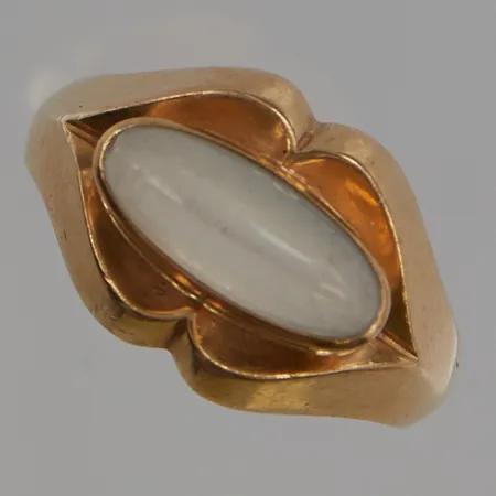 Ring månsten, Ø17¼, bredd:12mm, gravyr, 18K 4,3g.