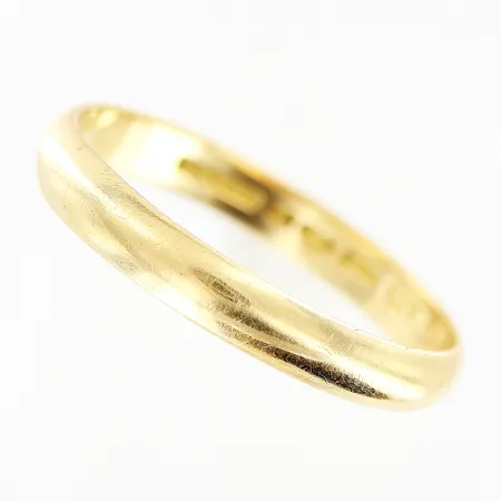 Ring slät, stl 21½, skev skena, gravyr, 18K Vikt: 3,9 g