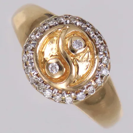 Ring med briljantslipade diamanter ca 0,20ctv, bredd 10,6mm, 14K Vikt: 4 g