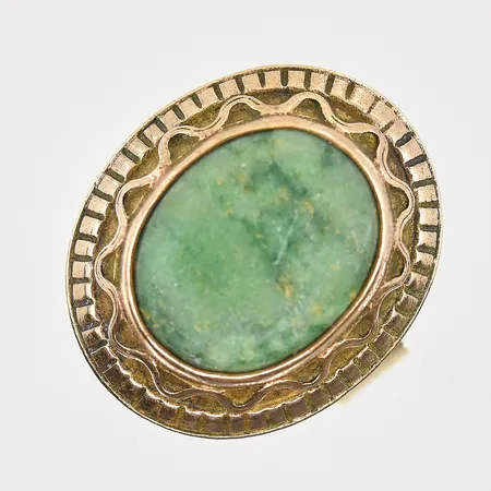 Ring med grön sten, Kalevala Koru, Finland, stl 17½, bredd 5-23 mm, öppen ringskena, skev/ojämn skena, brons. Vikt: 0 g