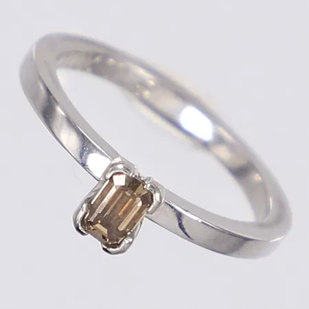 Ring med brun smaragdslipad diamant 1xca 0,30ct stl 17¼ bredd 2-6mm vitguld, gravyr, 18K  Vikt: 4,1 g