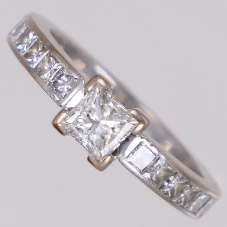 Ring, Rock Star, design Efva Attling, med princesslipade diamanter 1x0,50ct, GIA 2136043823, TW(G)/VVS2 och 12x0,05ct, TW(G)/VS, stl 16¾, bredd 5,5mm, repor, vitguld 18K, originalask. Nypris 85 000kr Vikt: 5,3 g