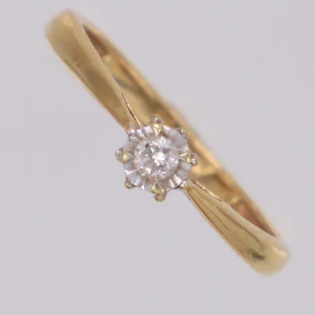 Ring med diamant 1xca0,04ct, stl ca 15, bredd 1,1-4,2mm, skev, 18K  Vikt: 1,2 g