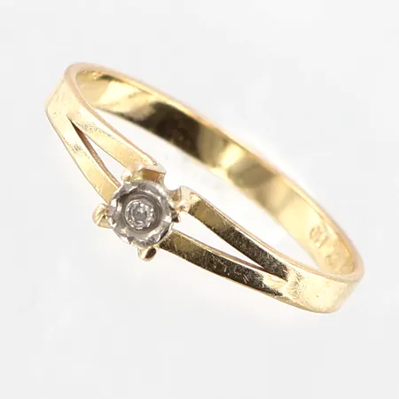 Ring diamant ca 0,01ct stl 16¾, bredd 2-4mm, 18K.  Vikt: 1,4 g