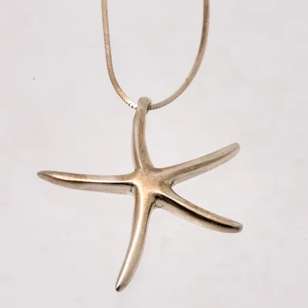 Hänge med kedja i silver, mått 35,8x38,8mm, 42cm, fyrkantig ormlänk, bredd 1mm, 925/1000, vikt 11,33g.