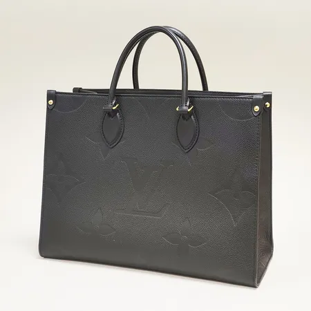 Väska Louis Vuitton Onthego MM, svart monogram empreinte läder, M45595, mått 35x27x14cm, beslag i gulmetall, två fack samt ett fack med dragkedja, kvitto från Louis Vuitton London 2025, dustbag, skadad box, original påse. Nypris 33500kr Vikt: 0 g
