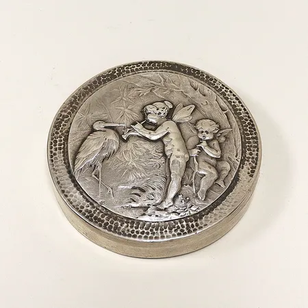 Dosa med lock, Ø90mm, mönster av fågel och änglar i relief, mindre bucklor/tilltryckningar, Handarbeit IK, silver 835/silver. Vikt: 108,9 g