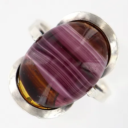 Ring med lila sten, stl 18, bredd framtill ca 22mm, bruna limrester, 925/1000 Silver Vikt: 5,3 g