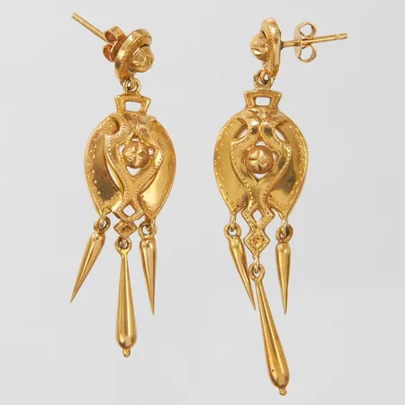 Ett par örhängen, längd ca 45mm, bredd 13mm, buckliga, klämda, 18K Vikt: 4,4 g