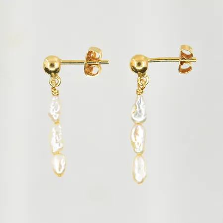 Ett par örhängen med pärlor, längd 24 mm, 18K. Vikt: 1,2 g