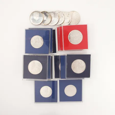 Fem Mynt "mynttyper" Ø32mm, Fem "jubileumsmynt" Ø36mm, Sju minnesmynt 50 kr "Kungliga bröllopet" Ø36mm, Tre samlarmynt 50kr, fem mynt saknar kassetter, silver 925/1000, vikt: 494,8 gram Vikt: 494,8 g