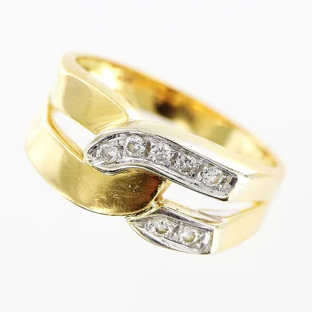 Ring med 7st diamanter 0,14ctv, stl 16¾, bredd 2,5-8mm, 18K Vikt: 4,7 g