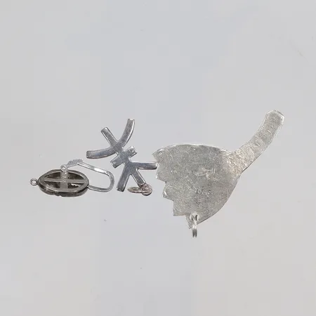 Diverse silver med text samt pärlor, delvis defekt silver 835-925/1000 Vikt: 9,1 g