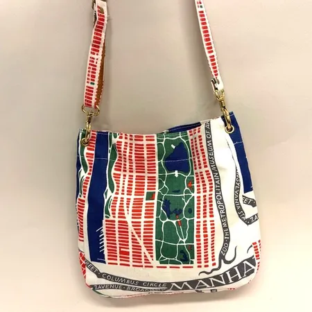 Axelremsväska, Firma Svenskt Tenn, Minii Manhattan, flerfärgat linnetyg med läderdetaljer, höjd 32cm, bredd 34cm, kvittokopia år 2020, lätta märken.