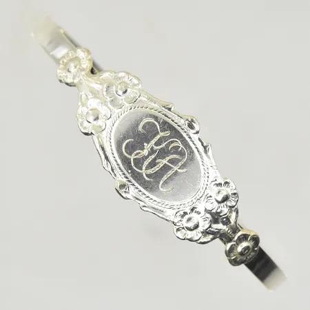 Armring med monogram KA, stel modell, innermått Ø63 mm, bredd 5-19 mm, F10/1980-tal, 830/1000 silver. Vikt: 20,1 g
