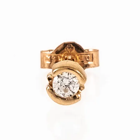 Ett örhänge i 18K guld med vit sten (cz). Det är Ø 4 mm och väger 0,5g. 