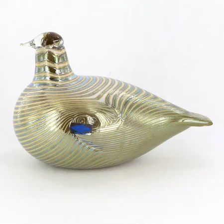 Glasskulptur Oiva Toikka, Nuutajärvi, Finland, modell Alli/Alfågel, höjd ca 11cm, bredd 18cm, signerad och etikettmärkt