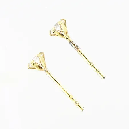 Ett par örhängen med vit sten Ø3mm, stoppar saknas, 18K Vikt: 0,3 g