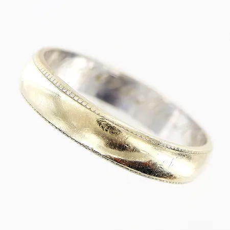 Ring slät, stl 16¾, bredd 4mm, gravyr, 18K Vikt: 2,9 g
