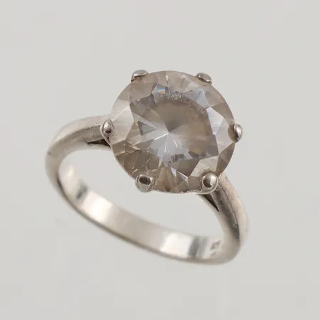 Ring med vit sten, Ø17, bredd: 2,9-13,3mm, 925/1000 silver, 6,3g.