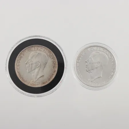 2 Mynt 5 Kronor - Gustaf V, Ø36mm, präglade år 1935, plastetuier, 900/1000 silver, 50,0g.