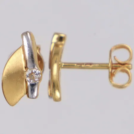 Ett par örhängen med vita stenar, längd 10mm, bredd 5,2mm, 18K Vikt: 1,6 g