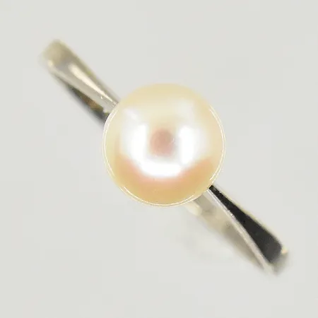 Ring med pärla Ø6 mm, stl 15½, bredd 1 mm, 835/1000 silver. Vikt: 1,4 g