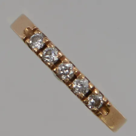 Ring 5x diamanter 0,20ctv, Ø16¾, bredd:3mm, gravyr, 18K 2,5g.