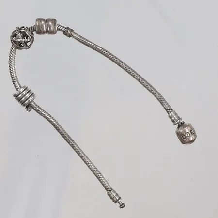 Armband Pandora med tre berlocker längd 19cm bredd 3-10mm silver 925/1000 Vikt: 22 g