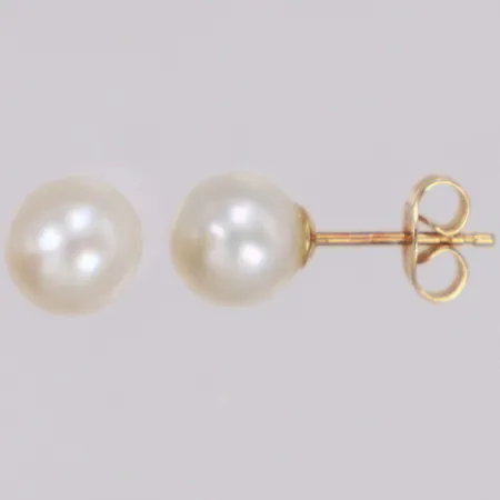 Ett par örhängen med odlade pärlor Ø7mm, en snurrebuss saknas, 14K Vikt: 1,3 g