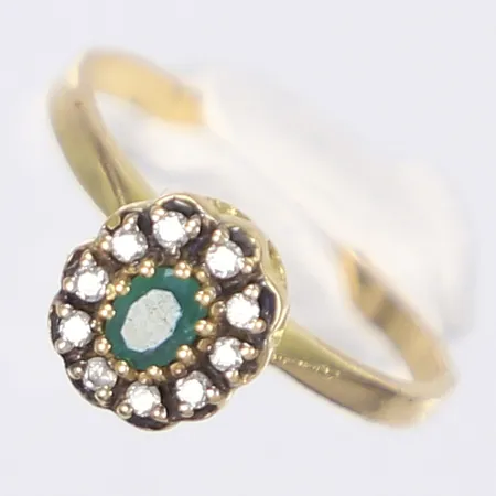 Ring med diamanter 10xca0,01ct och grön sten troligen smaragd stl 17¼ bredd 1-8mm Guldfynd sliten skena 18K Vikt: 2,9 g