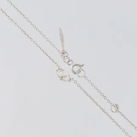 Collier med integrerat hänge med vita stenar, längd 41-45cm, bredd 0,8-5mm, en knut, Silver 925/1000. Vikt: 1,7 g